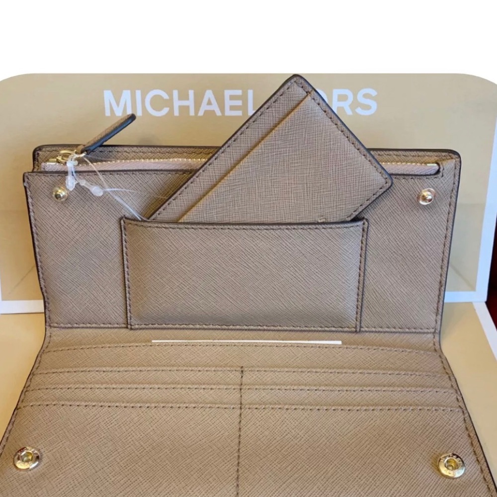MICHAEL KORS JET SET TRAVEL LG CARD CASE CARRYALL